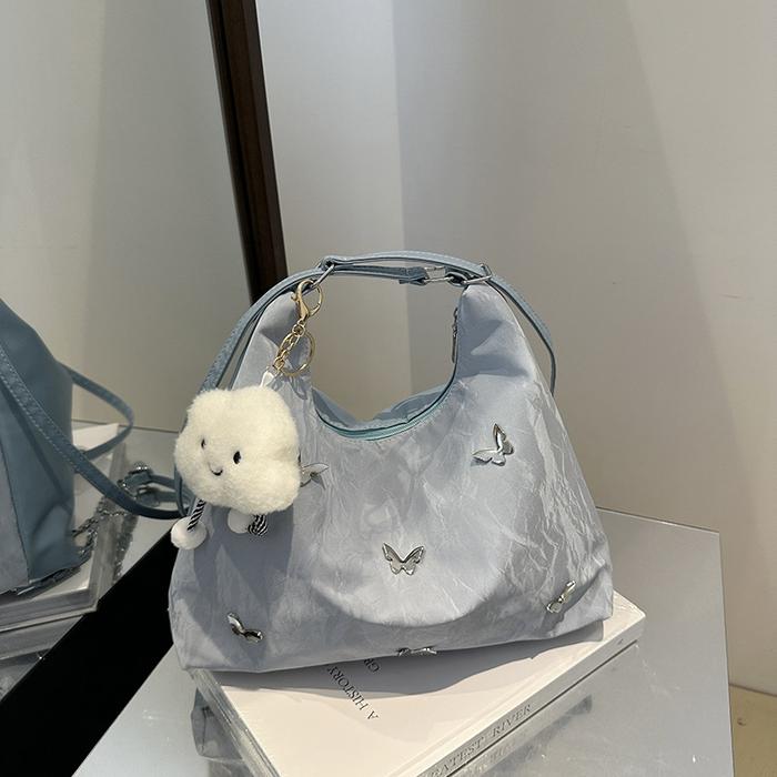 Schultertasche mit Nieten in Nebelblau