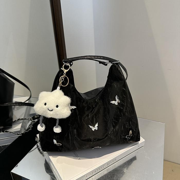 Schultertasche mit Nieten in Nebelblau