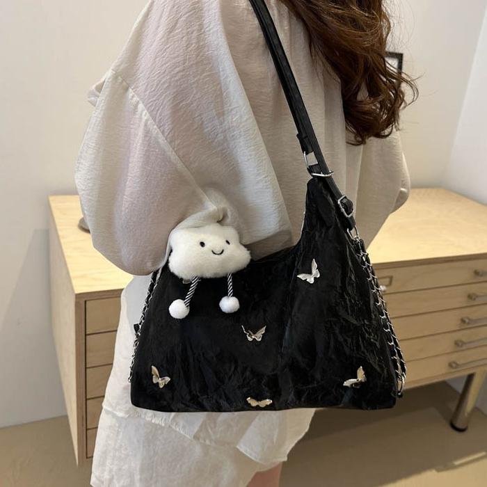 Schultertasche mit Nieten in Nebelblau
