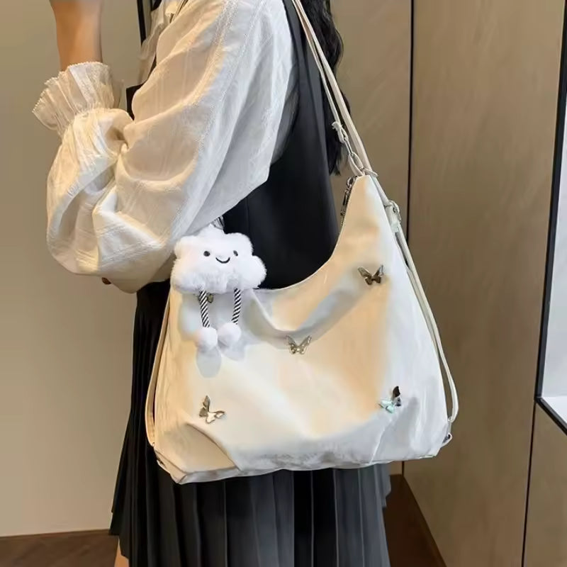 Schultertasche mit Nieten in Nebelblau