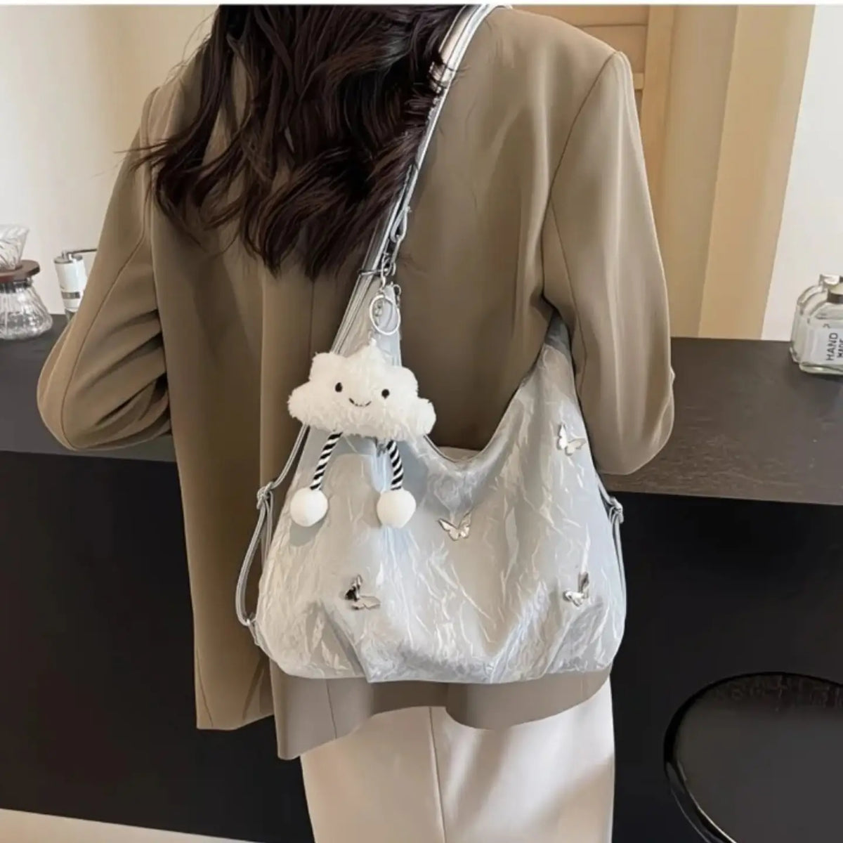 Schultertasche mit Nieten in Nebelblau