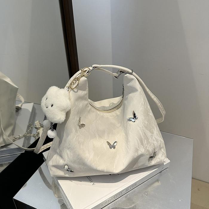 Schultertasche mit Nieten in Nebelblau