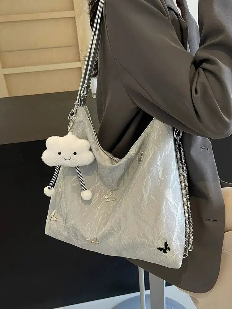 Schultertasche mit Nieten in Nebelblau