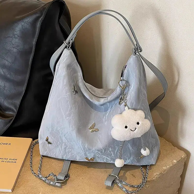 Schultertasche mit Nieten in Nebelblau