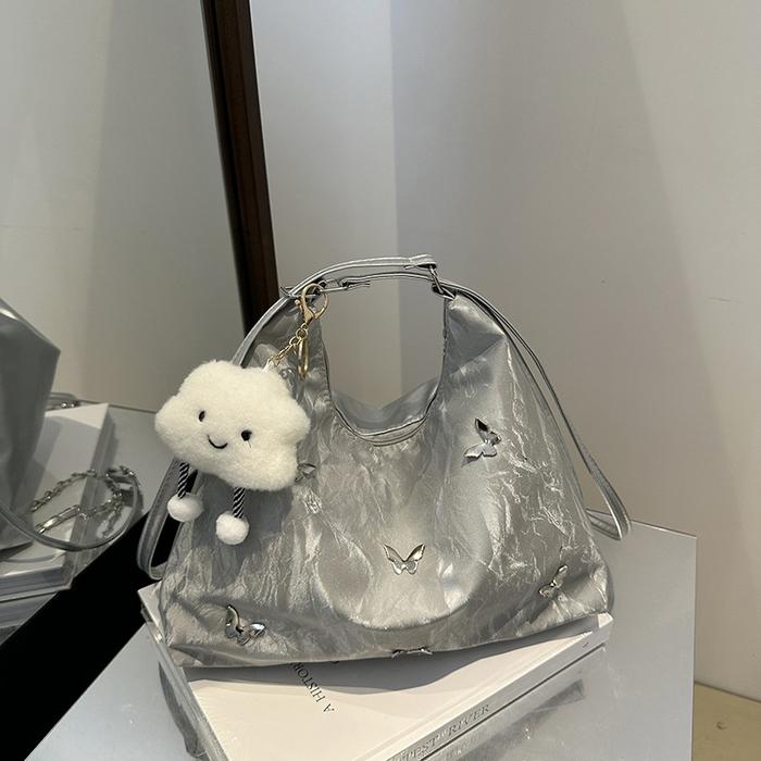 Schultertasche mit Nieten in Nebelblau