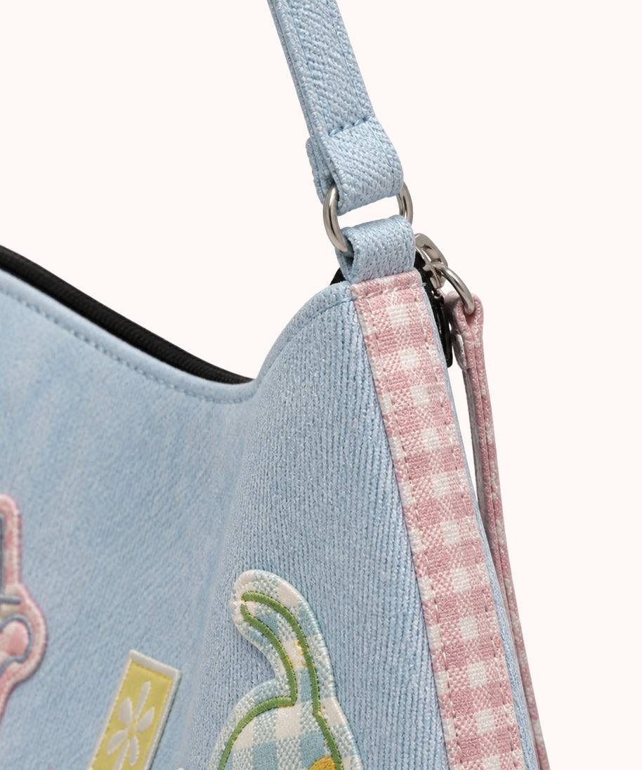 ARIPPULA FEF9F6 | patch-cat-canvas-crossbody-bag | hardware detail | 022__patch-cat-canvas-crossbody-bag__hardware-detail.webp