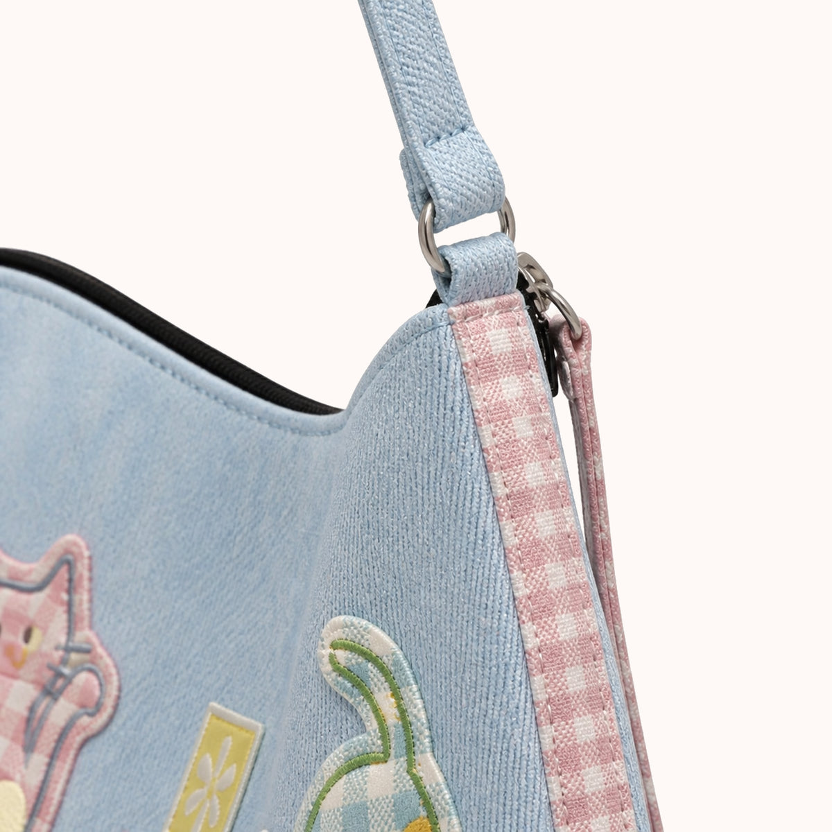 ARIPPULA FEF9F6 | patch-cat-canvas-crossbody-bag | hardware detail | 022__patch-cat-canvas-crossbody-bag__hardware-detail.webp