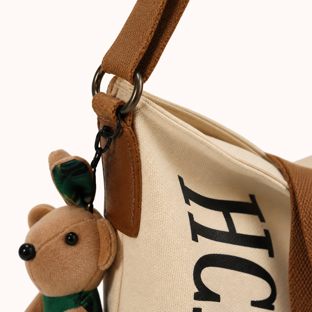 ARIPPULA FEF9F6 | fern-canvas-tote | hardware detail | 046__fern-canvas-tote__hardware-detail.webp
