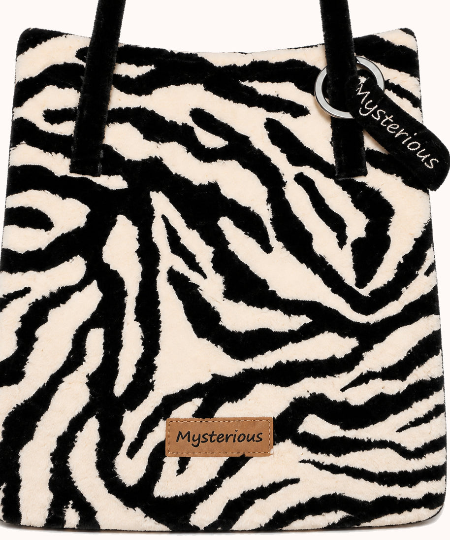 ARIPPULA FEF9F6 | zebra-plush-tote | close quality | 065__zebra-plush-tote__close-quality.webp