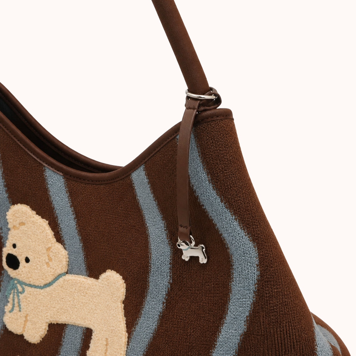 ARIPPULA FEF9F6 | ripple-knit-shoulder-bag | hardware detail | 066__ripple-knit-shoulder-bag__hardware-detail.webp