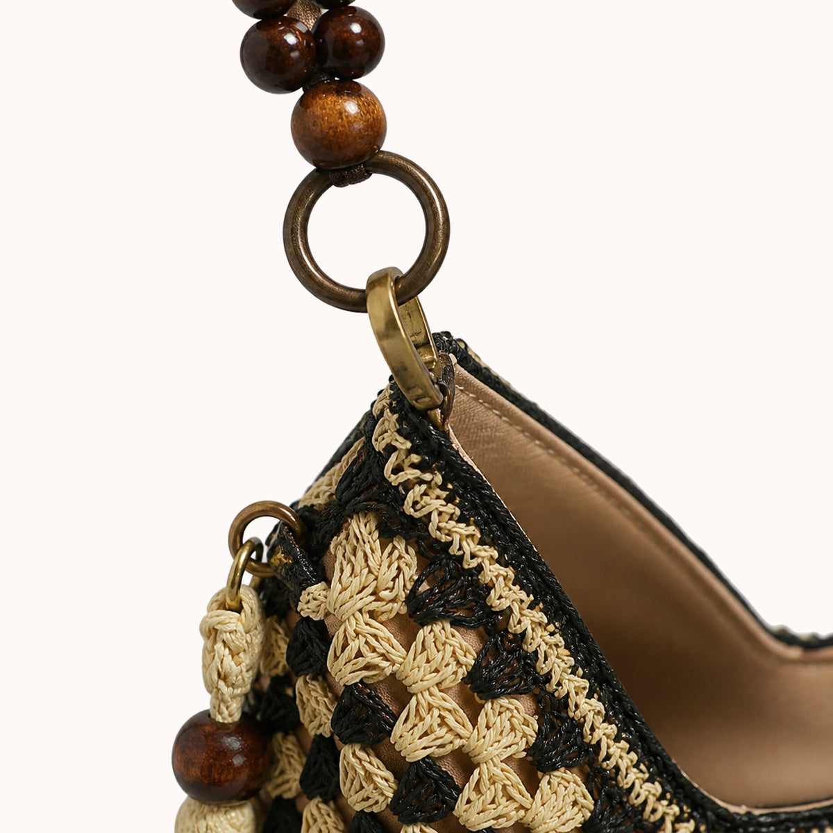 ARIPPULA FEF9F6 | reed-straw-shoulder-bag | hardware detail | 070__reed-straw-shoulder-bag__hardware-detail.webp