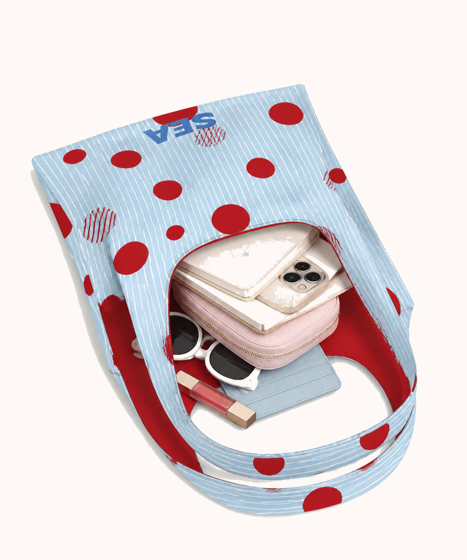 Open bag with everyday accessories