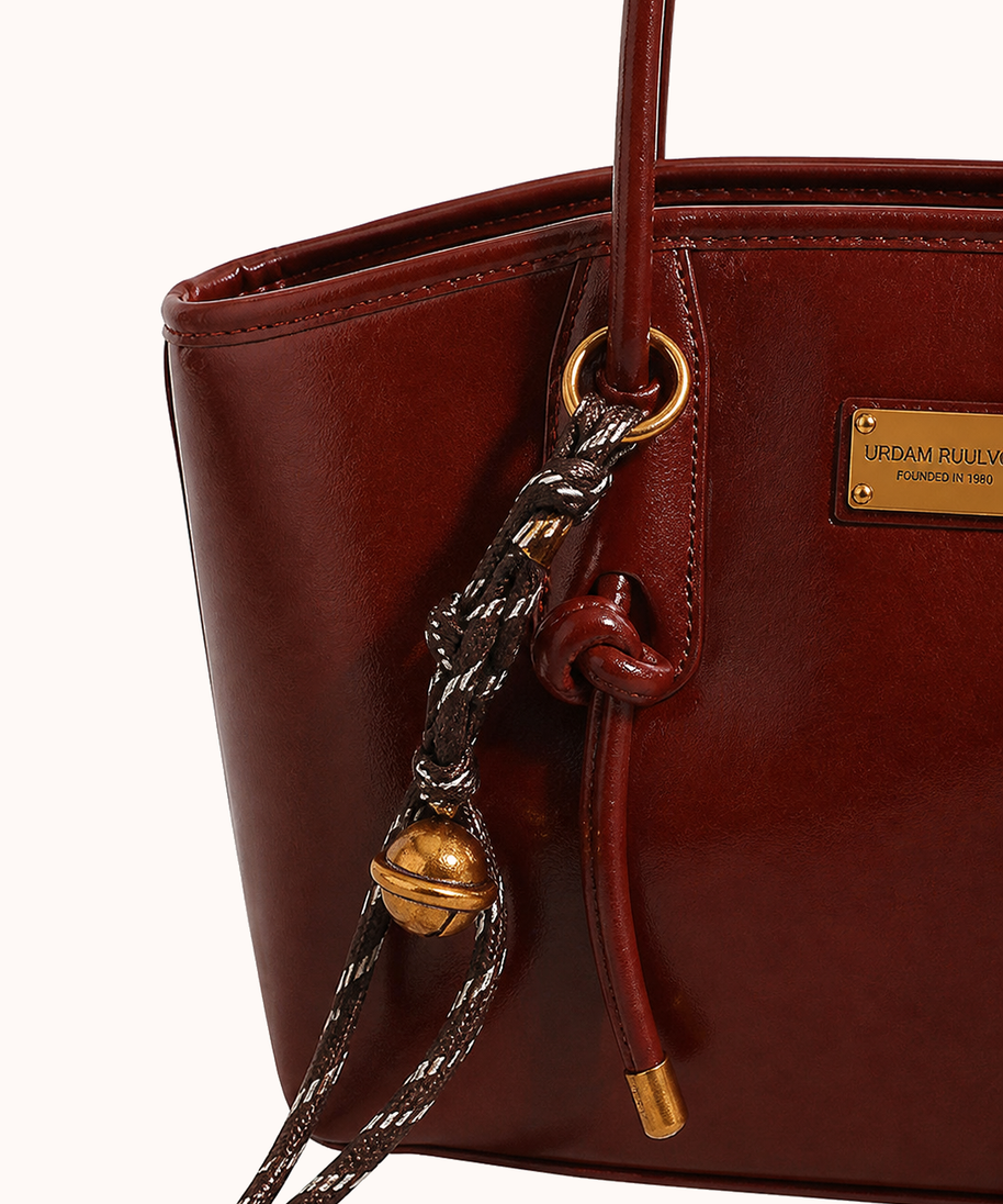 Signature feature detail