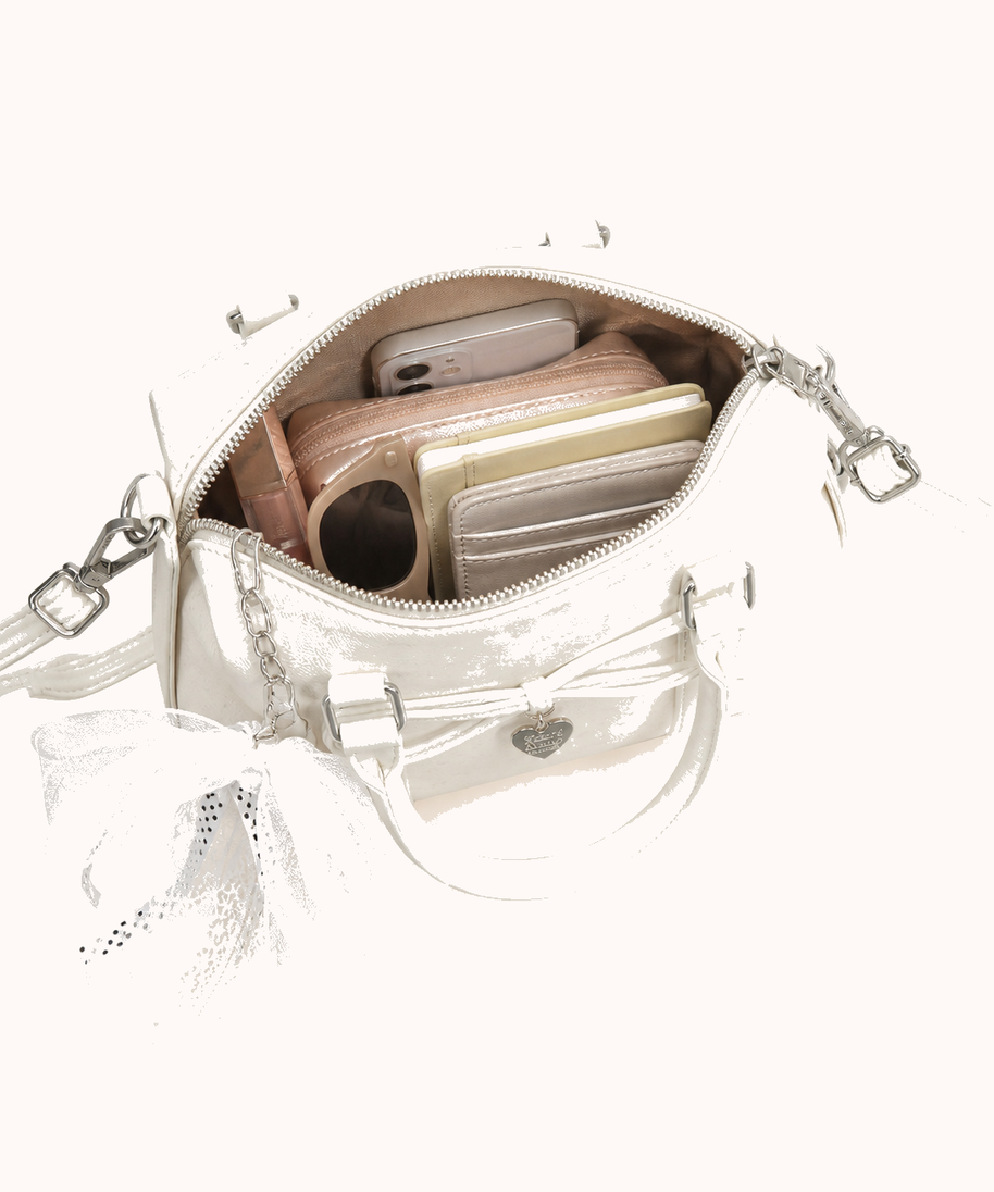 Open bag with everyday accessories