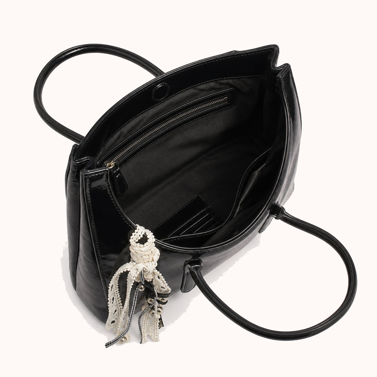 ARIPPULA FEF9F6 | noir-patent-handbag | interior | 121__noir-patent-handbag__interior.webp