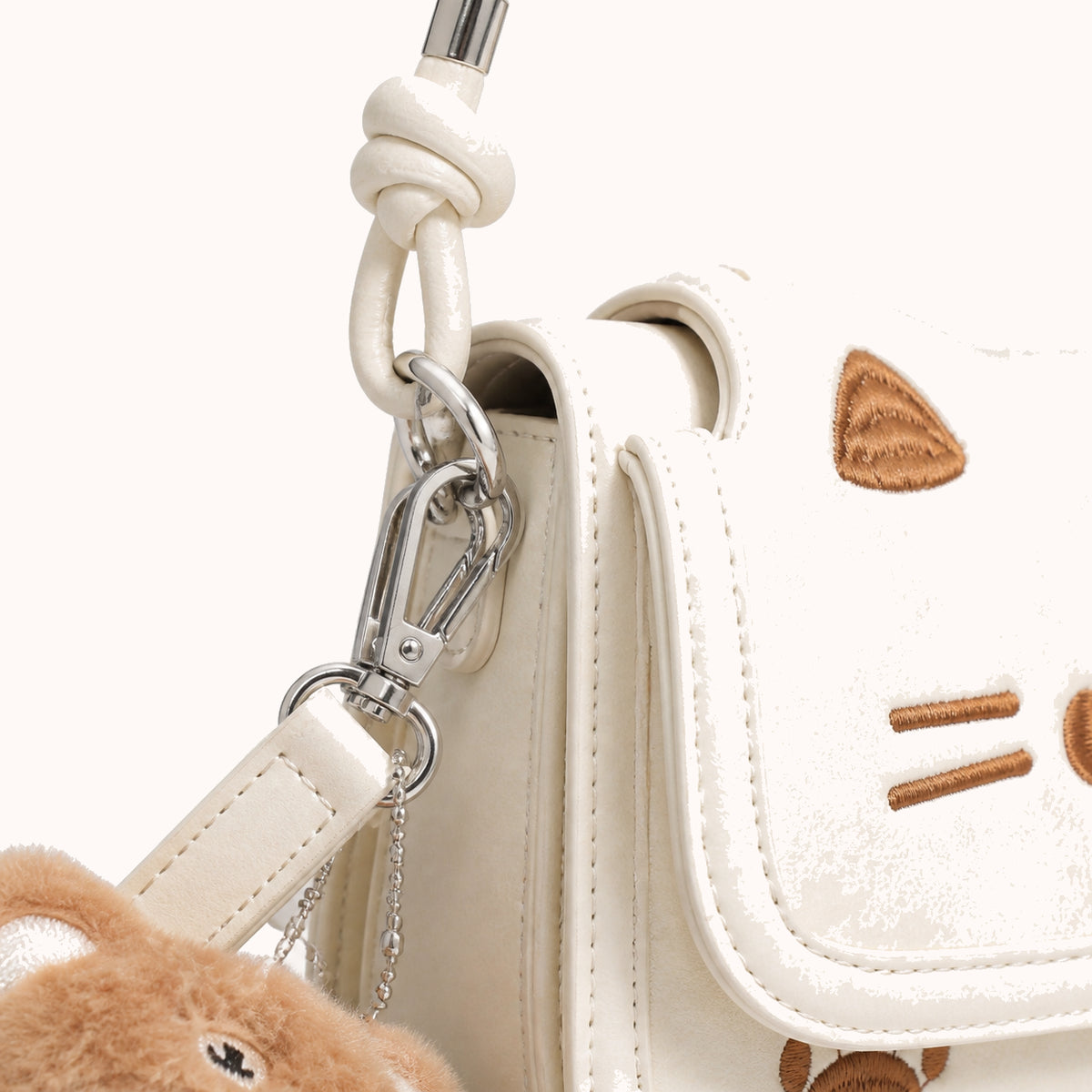 ARIPPULA FEF9F6 | mittens-printed-crossbody-bag | hardware detail | 145__mittens-printed-crossbody-bag__hardware-detail.webp