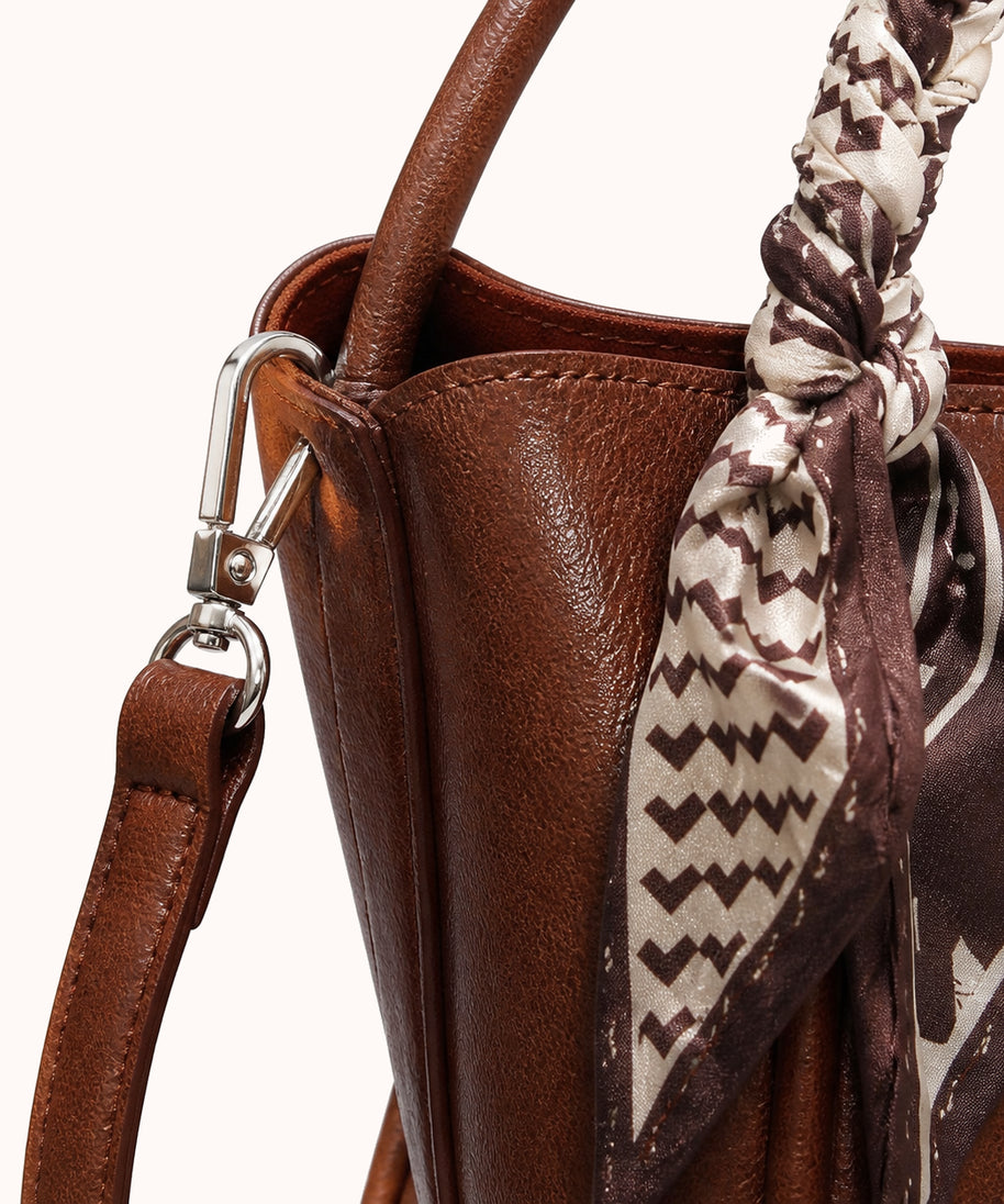ARIPPULA FEF9F6 | cedar-smooth-tote | hardware detail | 154__cedar-smooth-tote__hardware-detail.webp