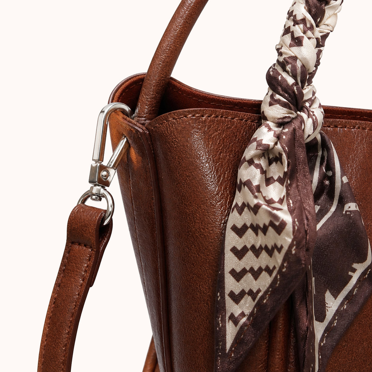 ARIPPULA FEF9F6 | cedar-smooth-tote | hardware detail | 154__cedar-smooth-tote__hardware-detail.webp
