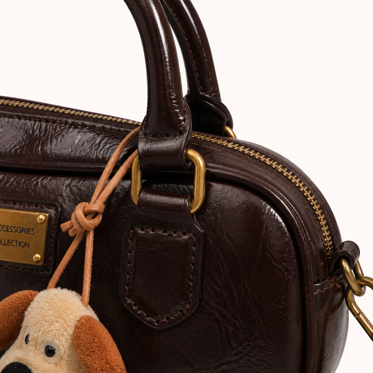 ARIPPULA FEF9F6 | kettle-smooth-handbag | hardware detail | 159__kettle-smooth-handbag__hardware-detail.webp