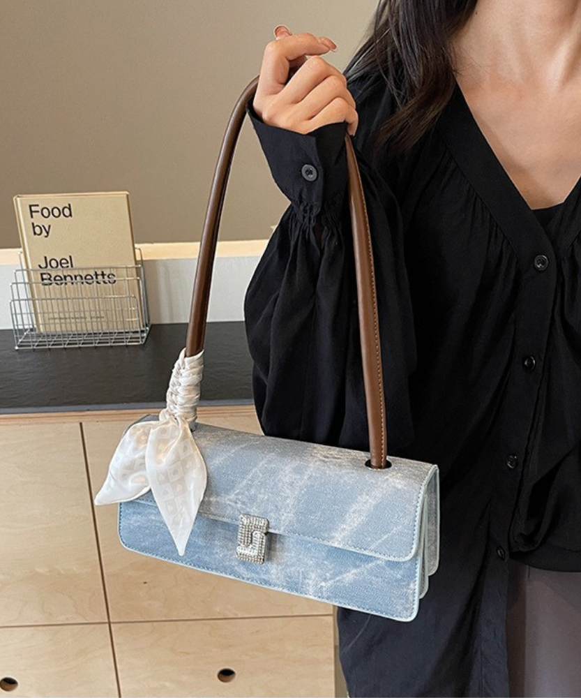 Vespéria Shoulder Bag