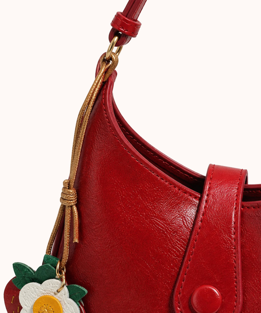 ARIPPULA FEF9F6 | scarlet-smooth-crossbody-bag | hardware detail | 168__scarlet-smooth-crossbody-bag__hardware-detail.webp
