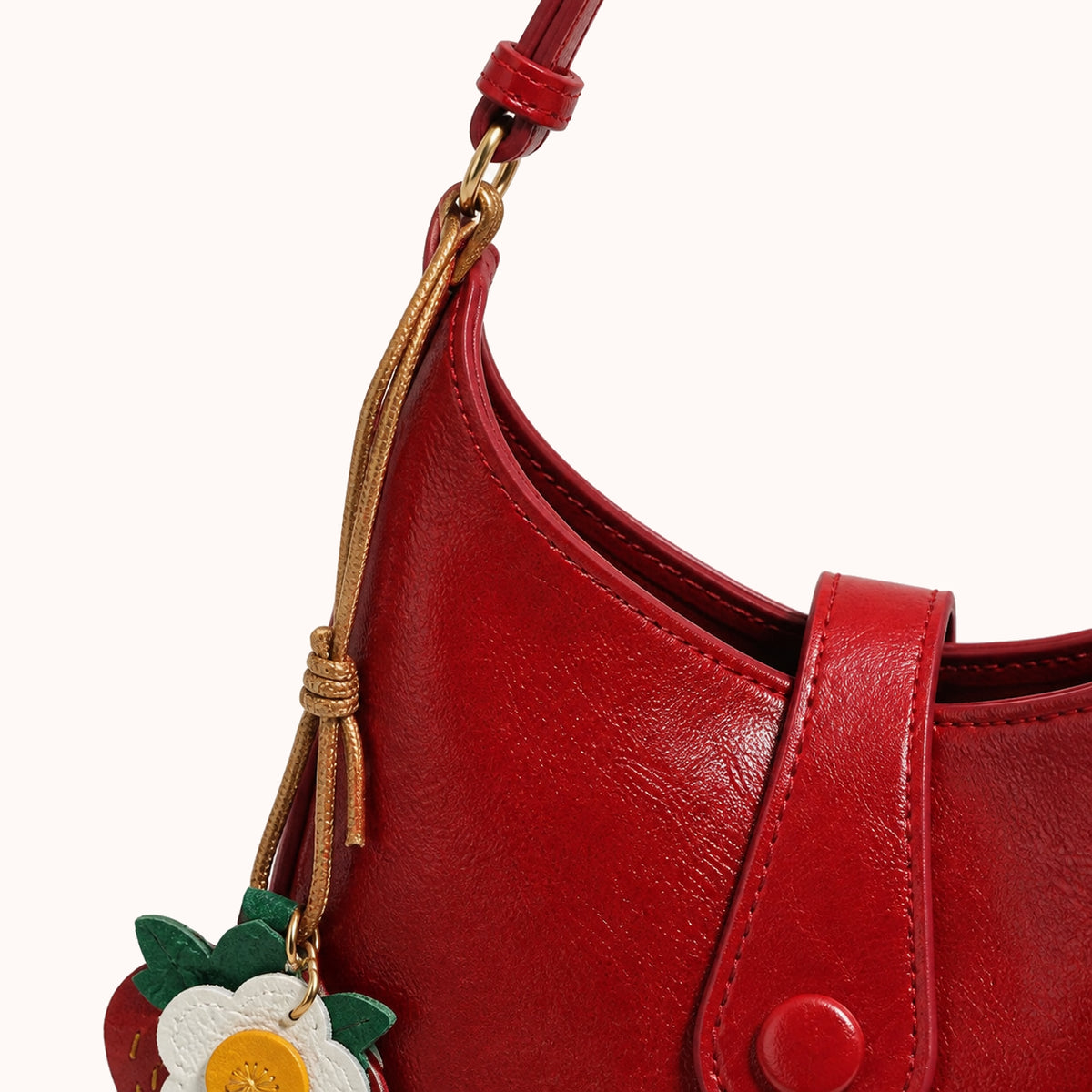 ARIPPULA FEF9F6 | scarlet-smooth-crossbody-bag | hardware detail | 168__scarlet-smooth-crossbody-bag__hardware-detail.webp