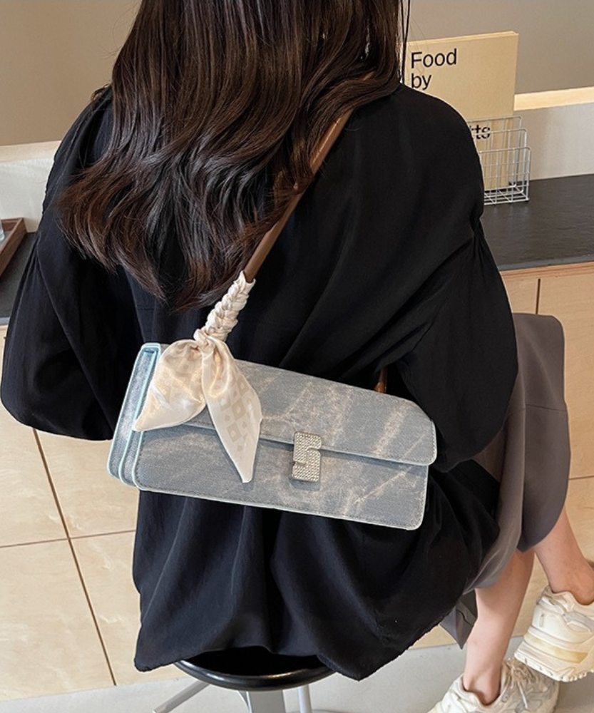 Vespéria Shoulder Bag