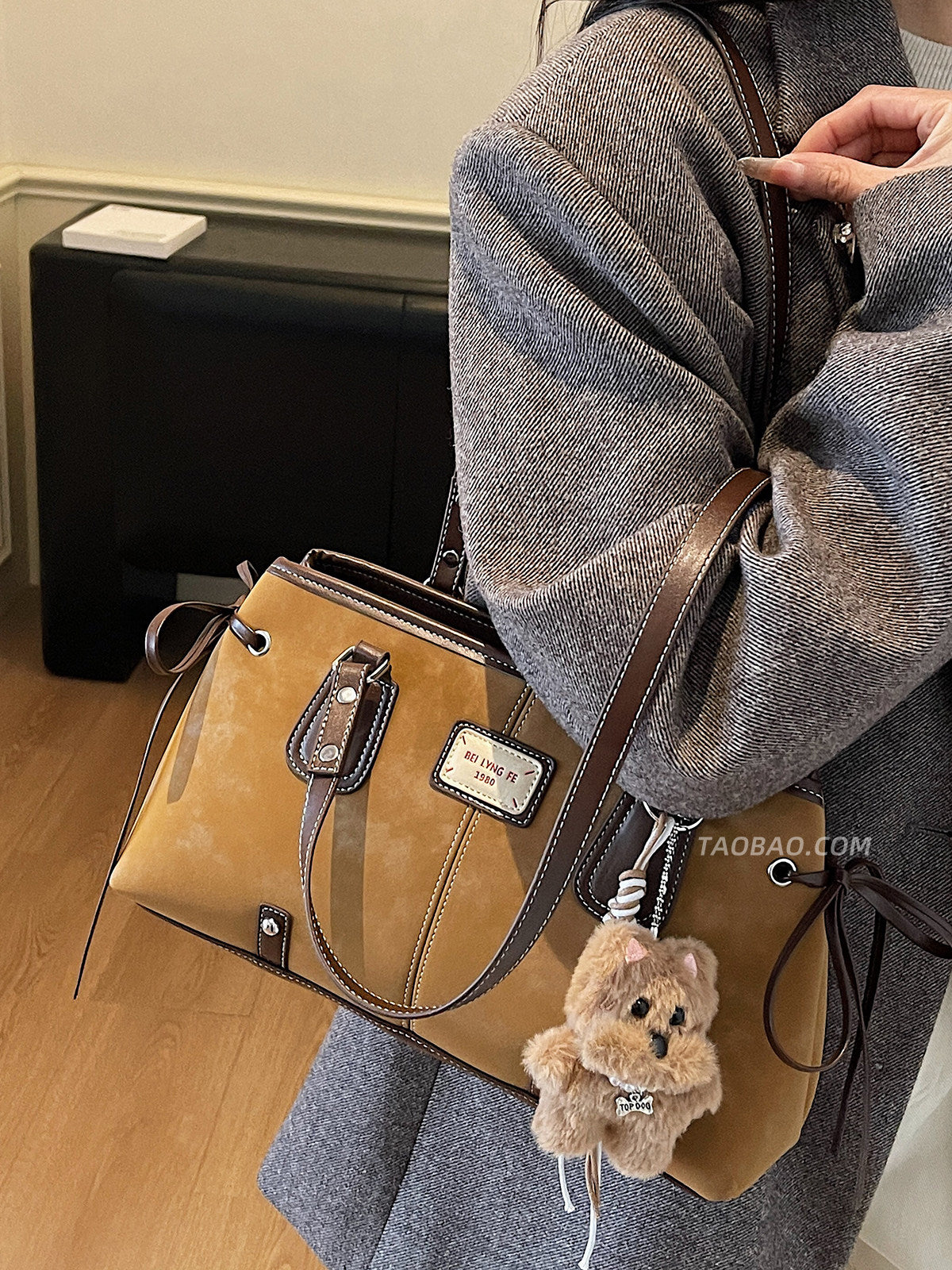 Camden Vintage Contrast-Stitch Tote Bag