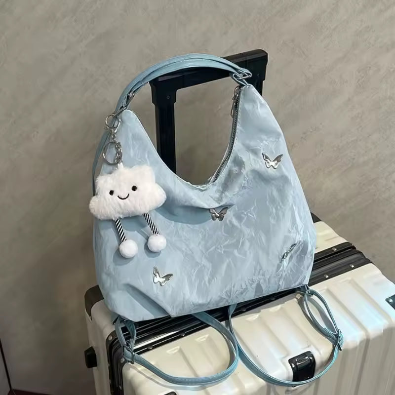 Schultertasche mit Nieten in Nebelblau