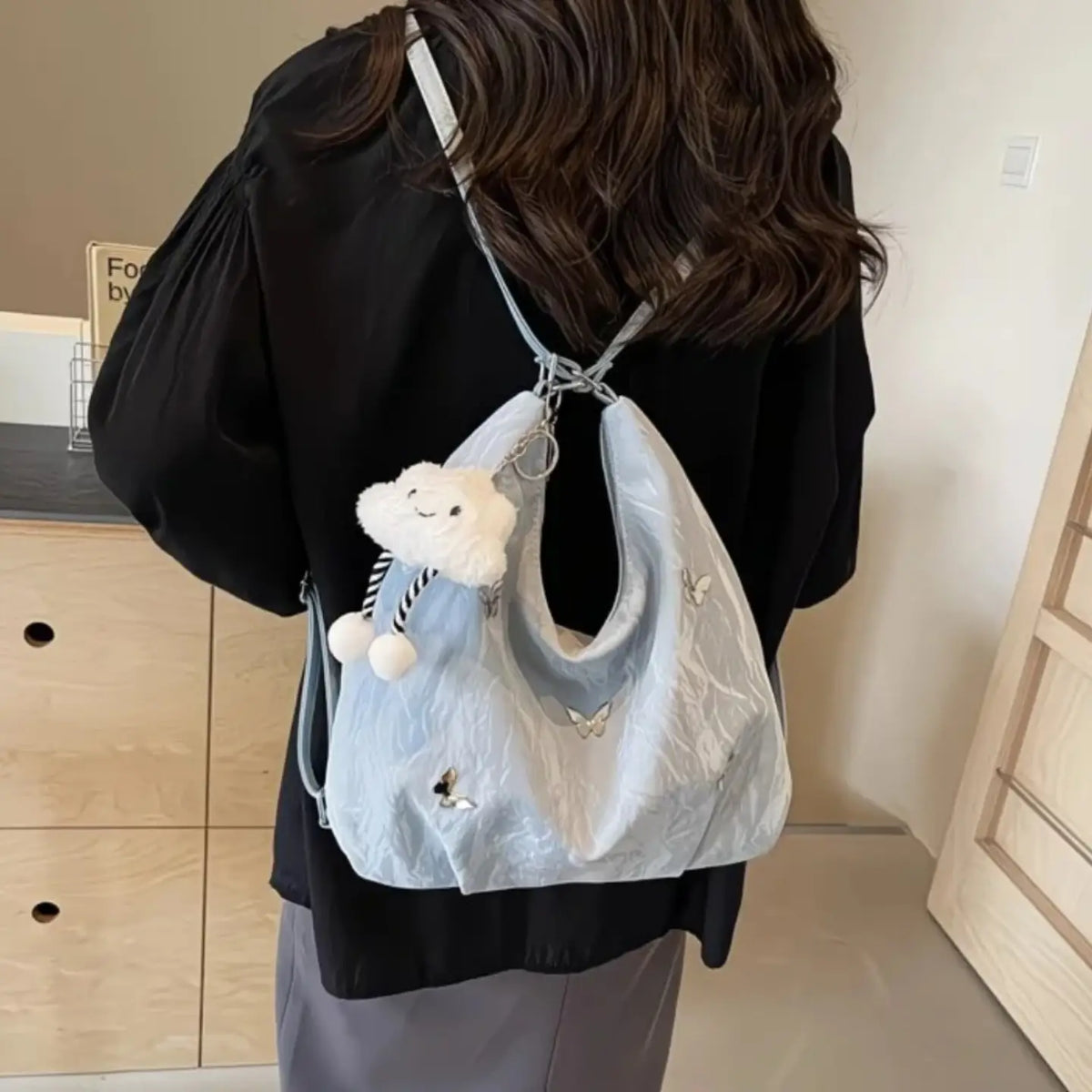 Schultertasche mit Nieten in Nebelblau
