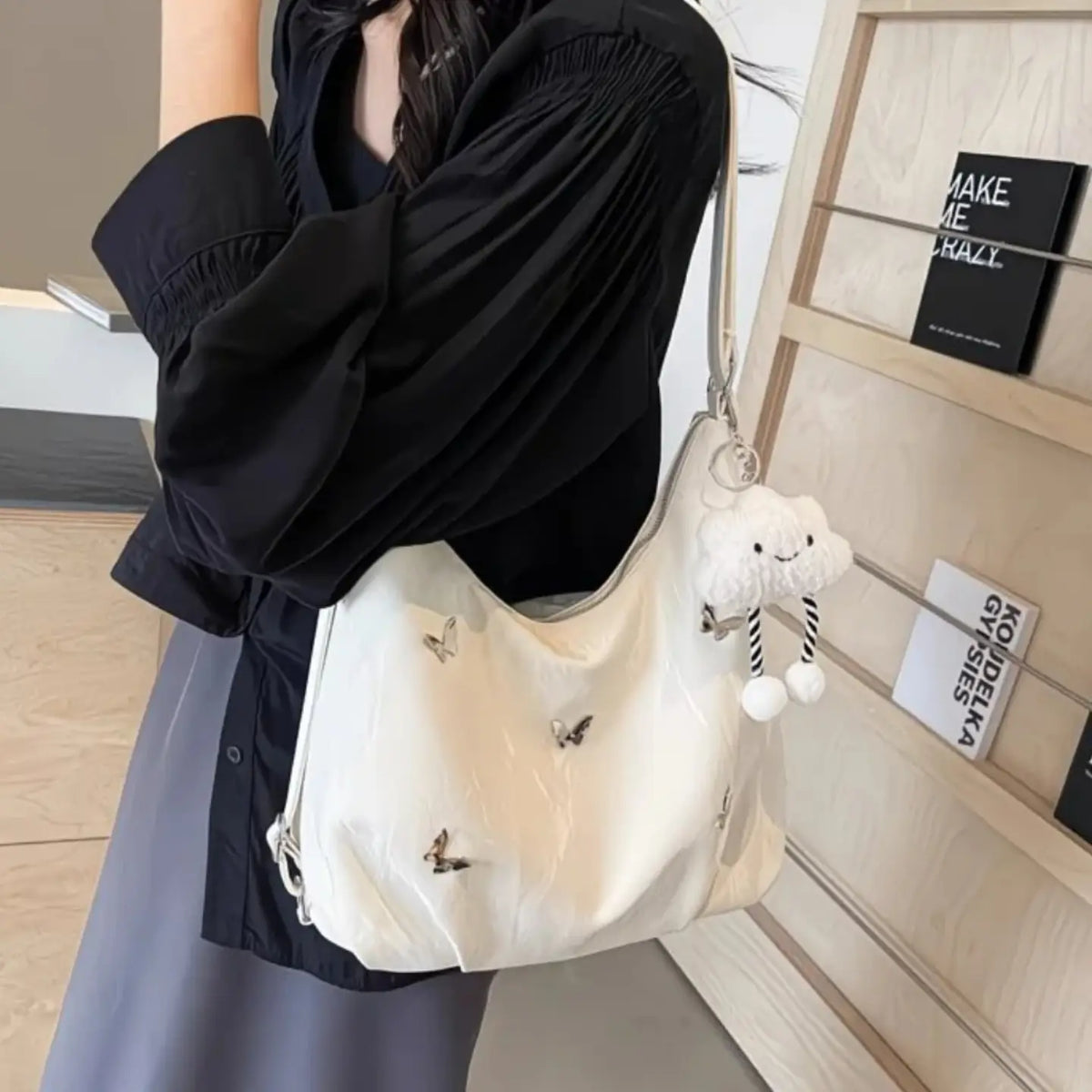 Schultertasche mit Nieten in Nebelblau