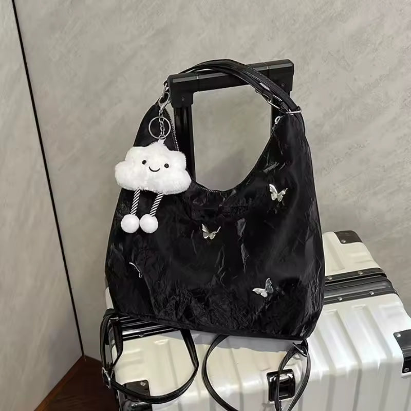 Schultertasche mit Nieten in Nebelblau
