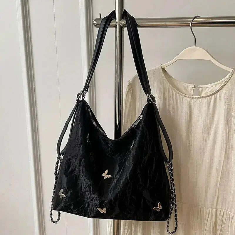 Schultertasche mit Nieten in Nebelblau