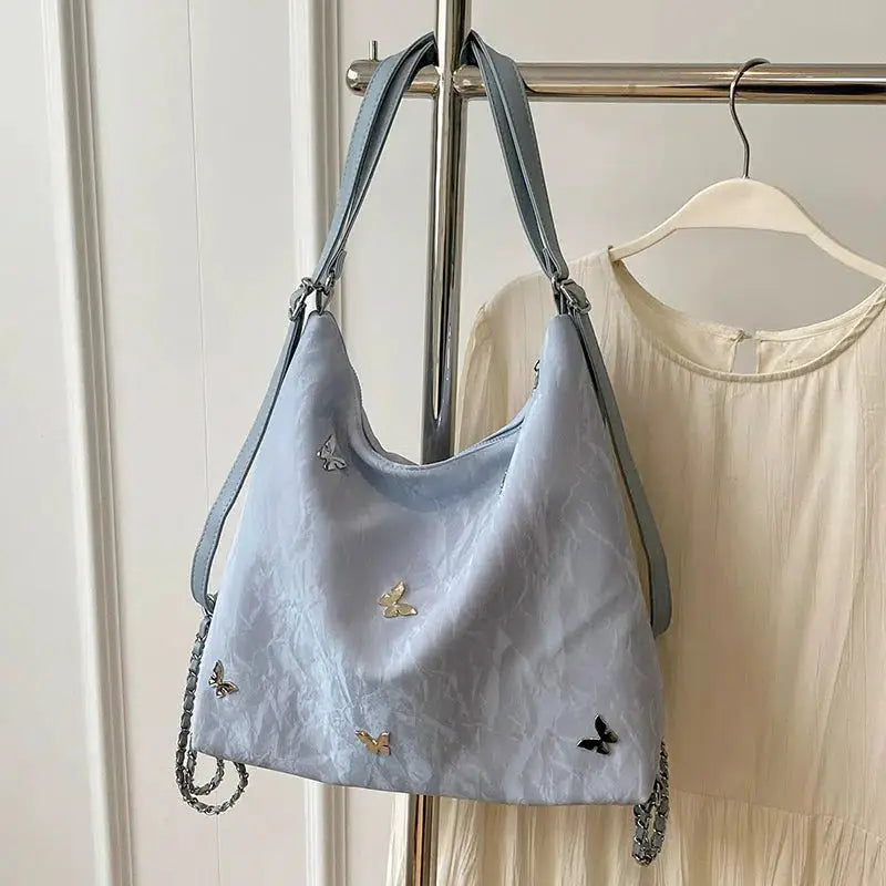 Schultertasche mit Nieten in Nebelblau