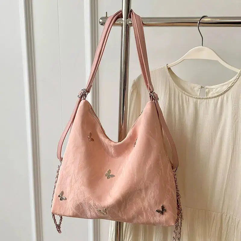 Schultertasche mit Nieten in Nebelblau