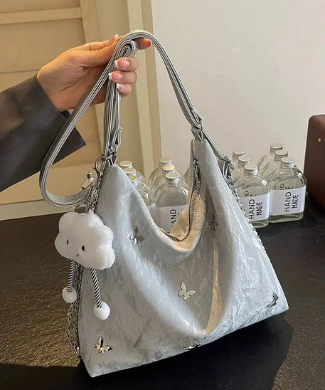 Schultertasche mit Nieten in Nebelblau