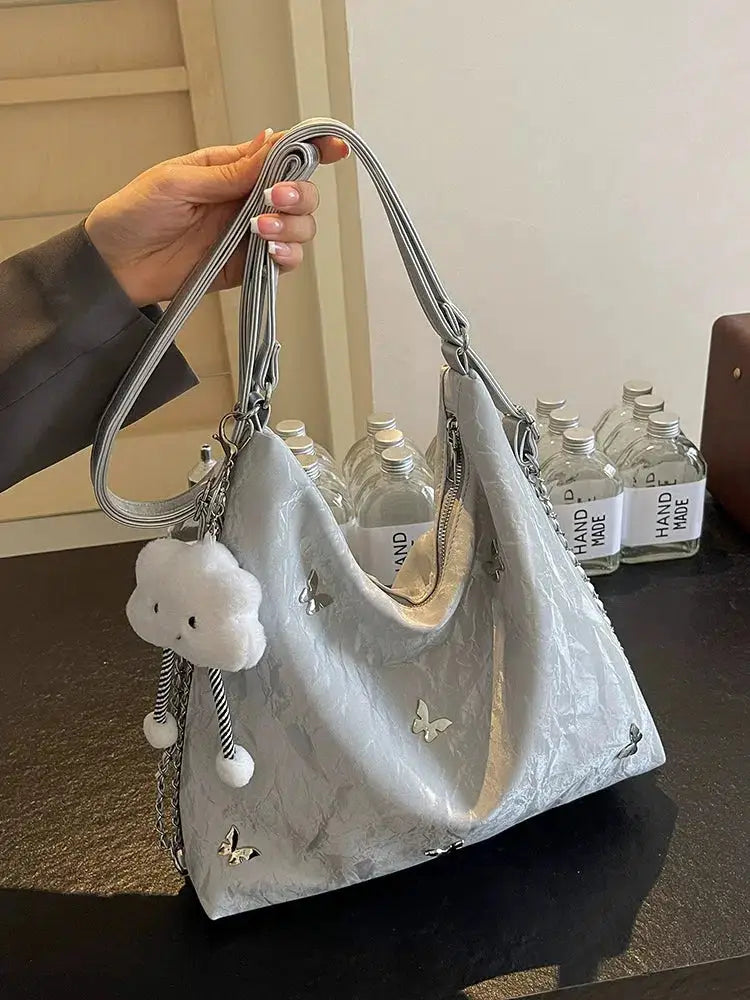 Schultertasche mit Nieten in Nebelblau