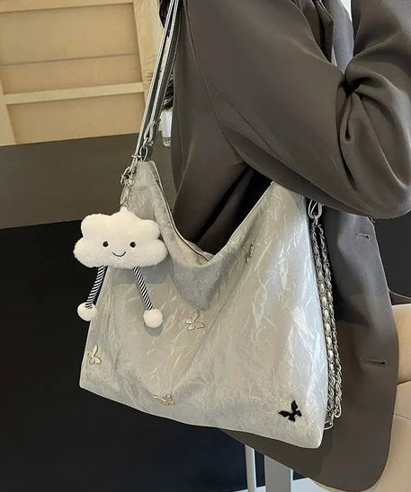 Schultertasche mit Nieten in Nebelblau