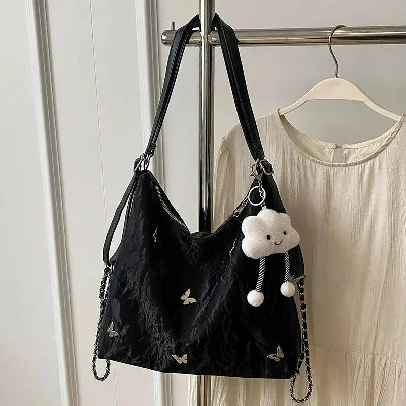 Schultertasche mit Nieten in Nebelblau