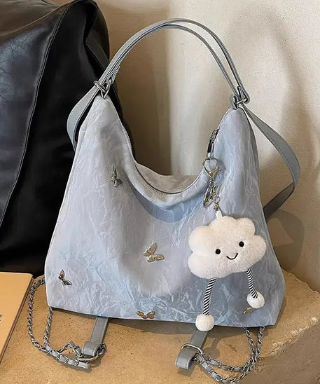 Schultertasche mit Nieten in Nebelblau